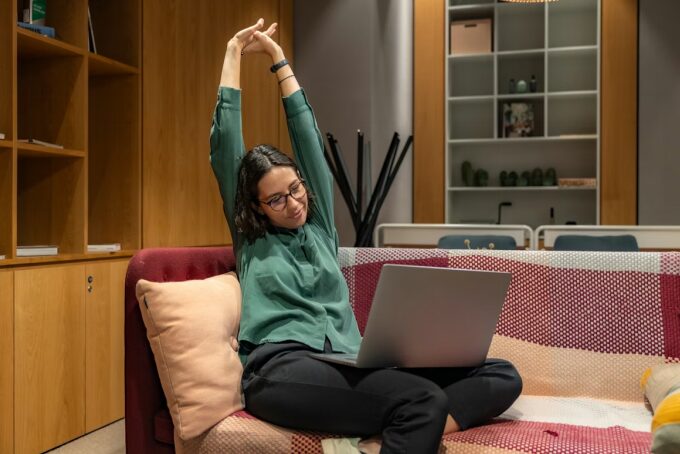 4 Simple Daily Habits to Reduce Back Pain at Home and Work